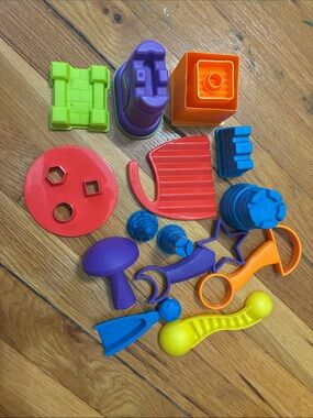 Kinetic Sand molding colorful toys bundle.
